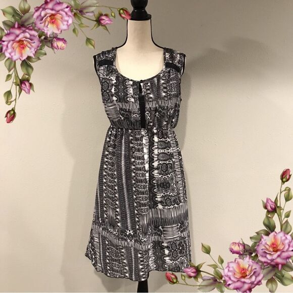 Sleeveless midi dress with lace details - Picture 1 of 11
